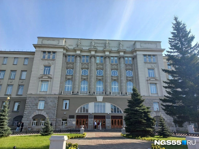 Студентам и преподавателям пришлось постоять на улице | Источник: Анна Иванина / NGS55.RU