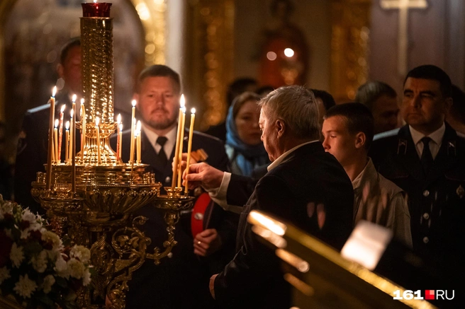 Службу посетил и губернатор региона Василий Голубев | Источник: Евгений Вдовин / 161.RU