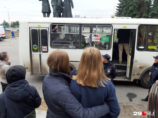 Мужчины ведут себя по-разному. Кто-то молча заходит, другие до последнего машут в окно и даже что-то кричат в форточку родне | Источник: Елена Ионайтис