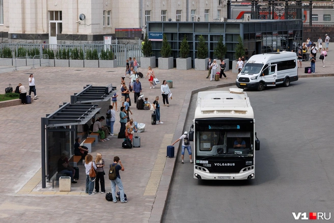 Даже привычные остановки автобуса под Комсомольским путепроводом стали выглядеть как-то иначе | Источник: Алексей Волхонский / V1.RU