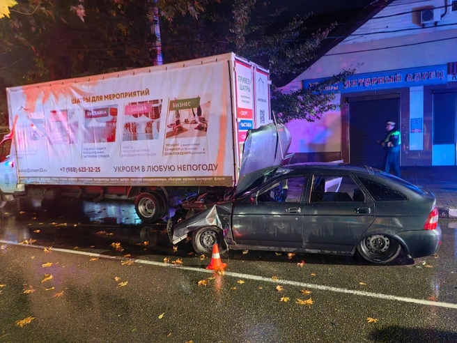 После сбития пешехода машина врезалась в фуру | Источник: пресс-служба ГУ МВД по Краснодарскому краю