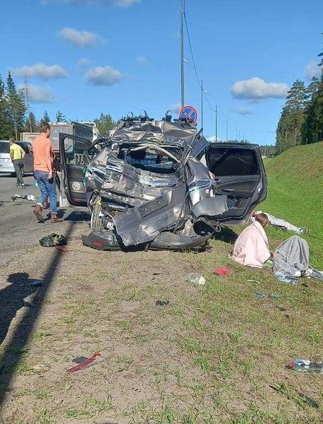 В Ленинградской области фура наехала на группу юных спортсменов. Минимум два человека погибли