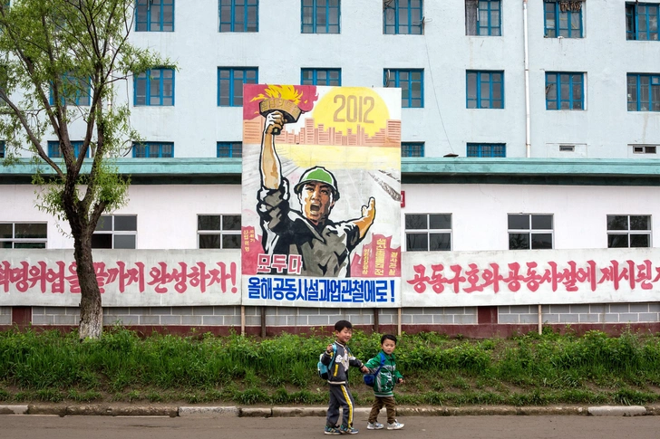 Агитплакат и школьники в Расоне, архивное фото | Источник: ZI FENG via Legion Media