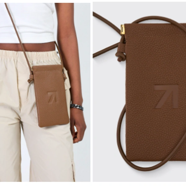 Сумка LEATHER PHONE BAG TAUPE | Источник: пресс-служба