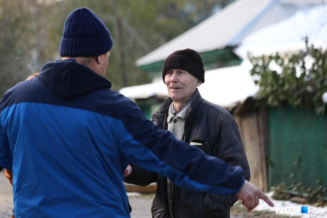 Соседи вышли к корреспондентам, чтобы поделиться своими проблемами | Источник: Андрей Бортко / NGS.RU