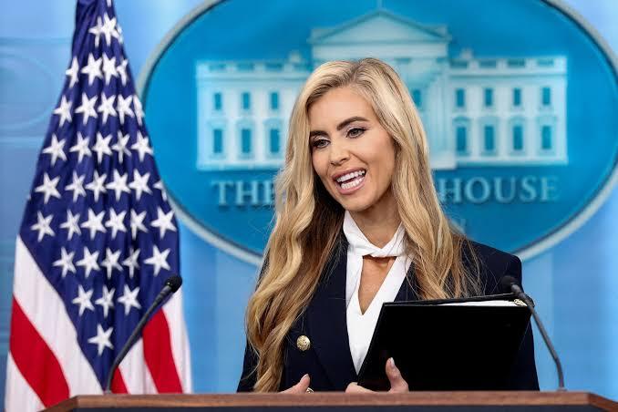 Пресс-секретарь Трампа уходит со скандалом спустя пять дней — почему эффектная блондинка уволена из Белого дома