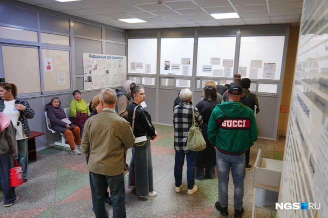 В старой поликлинике посетители стоят в очереди в регистратуру  | Источник: Антон Дигаев / NGS.RU