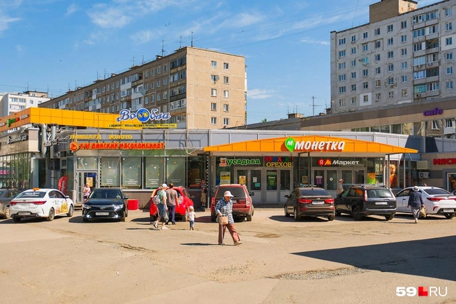 Рядом есть все необходимое: много продуктовых магазинов, поликлиники и кафе | Источник: Тимофей Калмаков / 59.RU