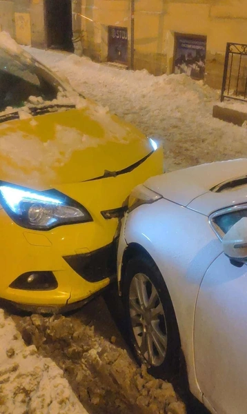 Посмотрите, какое ДТП остановило угонщика, севшего в прогреваемую машину и проехавшего 2 метра | Источник: «Признавашки ДТП и ЧП Санкт-Петербург»