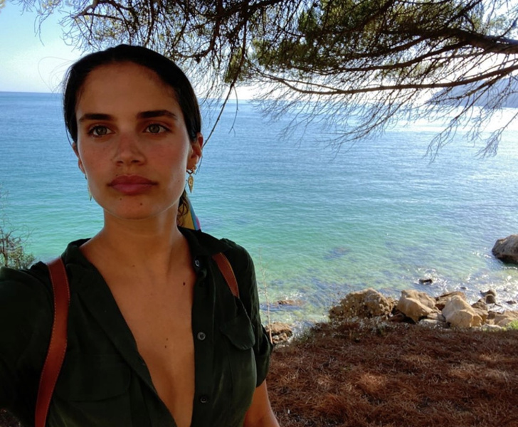 Будни супермодели: Сара Сампайо в алом купальнике на пляже в Португалии