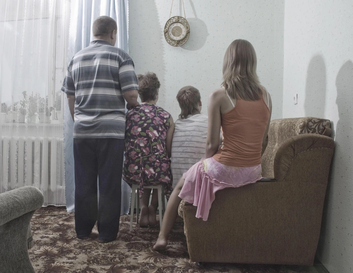 Вита Буйвид. Из серии «Семейный портрет в интерьере», 2011. Предоставлено Фондом RuArts. | Источник: пресс-служба биенналле