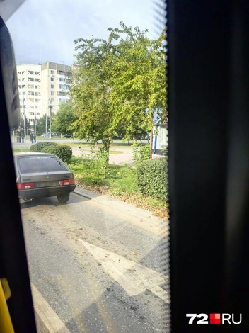 Причина затора на Холодильной | Источник: Читатель 72.RU