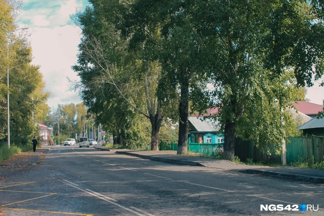 Возле зеленого забора должна была стоять остановка, но ее нет  | Источник: Лера Городецкая / NGS42.RU