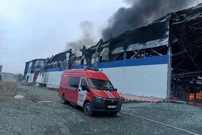 Появились снимки пожара на очистных сооружениях в Новотроицком