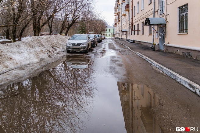 Мы нашли дом, где во дворе есть тротуар — и он не затоплен водой! | Источник: Тимофей Калмаков