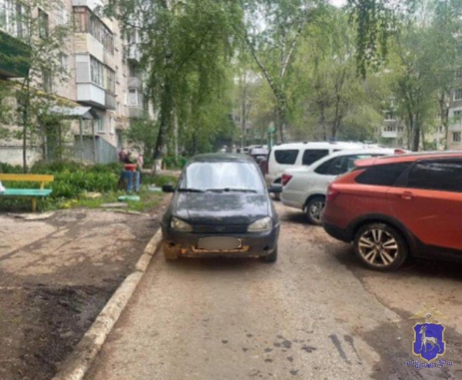 Скорее всего, водитель не заметил ребенка из-за высокой запаркованности двора | Источник: ГУ МВД России по Самарской области