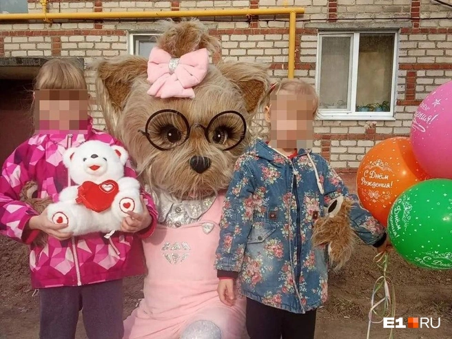 Слева старшая сестра, которая погибла на глазах младшей | Источник: читатель E1.RU