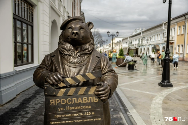 Встречает гуляющих медведь с кинохлопушкой в человеческих руках  | Источник: Александр Куренной / 76.RU