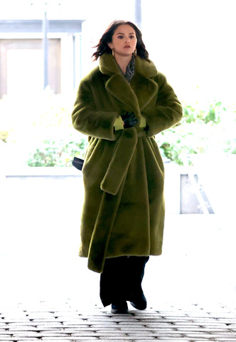 Тепло и красиво: Селена Гомес в цветной шубе на съемках сериала «Убийства в одном здании»