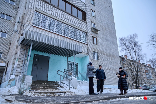 Живущие рядом люди ничего не видели, но про убийство знают | Источник: Дмитрий Толстошеев / MSK1.RU
