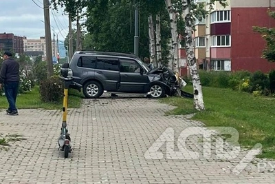 Внедорожник врезался в столб в ДТП на Больничной