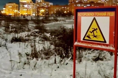 Прохожие спасли детей, провалившихся под лед на реке