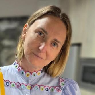 «Зачем надо было столько детей рожать?»: телеведущая Лариса Суркова развелась с мужем после 30 лет брака