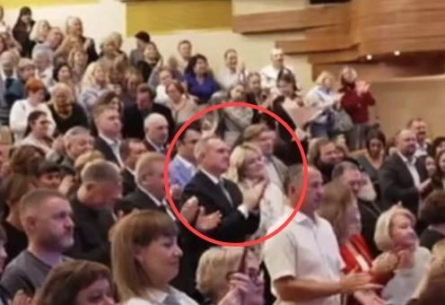 Руслан Кухарук и Надежда Михалкова на творческом вечере Никиты Михалкова в Ханты-Мансийске | Источник: кадр из видеотрансляции пресс-службы правительства ХМАО 
