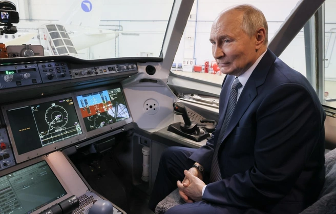 Владимир Путин за штурвалом МС-21 | Источник: Михаил Метцель / пресс-служба президента РФ / ТАСС