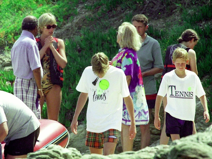 Диана с сыновьями на отдыхе на юге Франции, июль 1997