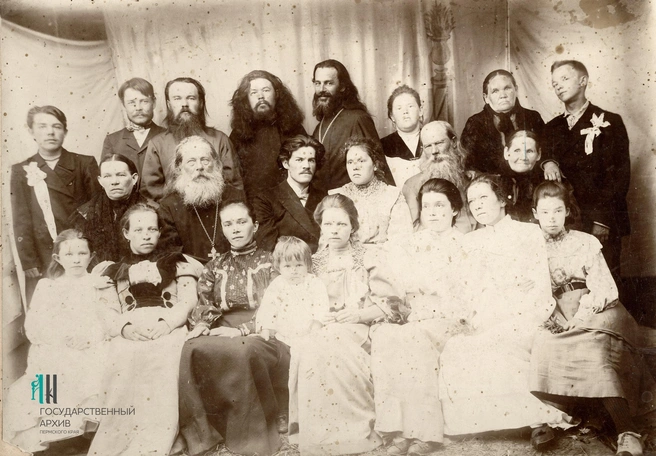 Молодоженов Кашиных (в центре) окружают родные и друзья. 1908 год | Источник: Госархив Пермского края