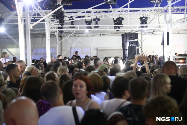 Мероприятие началось в 22:00, но певица вышла на сцену только около 23:20 | Источник: Александр Ощепков / NGS.RU