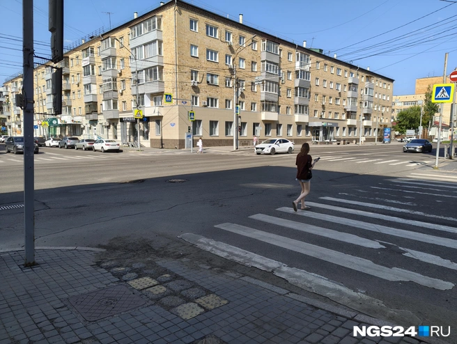 Женщина в белом прошла по правилам весь неудобный переход | Источник: Геннадий Денисов / NGS24.RU
