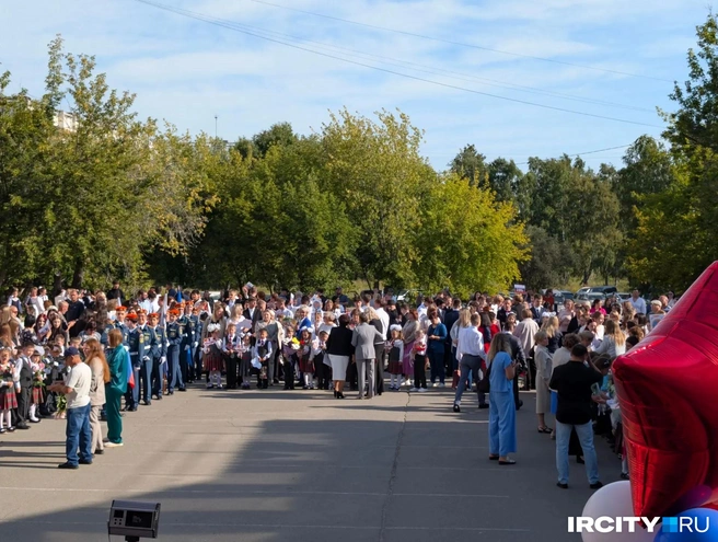 Перед началом школьников заново учат дисциплине и выставляют в ровные шеренги | Источник: «ИрСити»