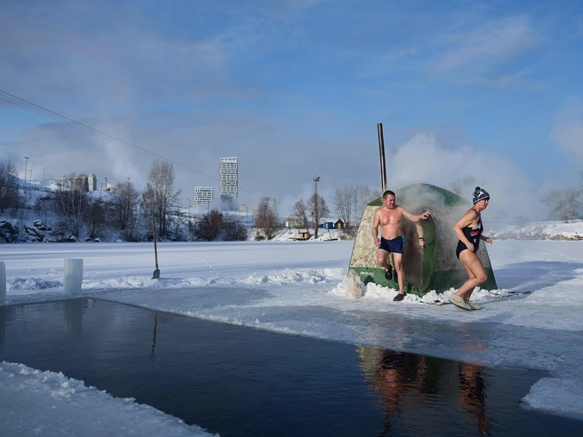 Сезон моржевания в разгаре, и его поклонники демонстрируют свои методы проведения холодных дней. | Источник: Александр Ощепков / NGS.RU