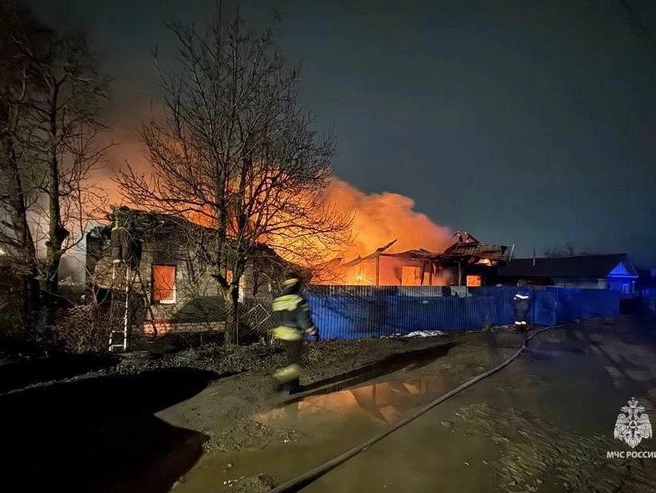 Жилой дом, где проживала многодетная семья, полностью уничтожен пожаром. | Источник: МЧС России / Max