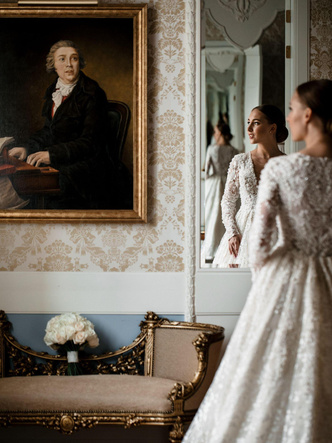 Обилие деталей и неоклассика: почему отмечать свадьбу стоит в бальном зале Гранд Отеля Европа
