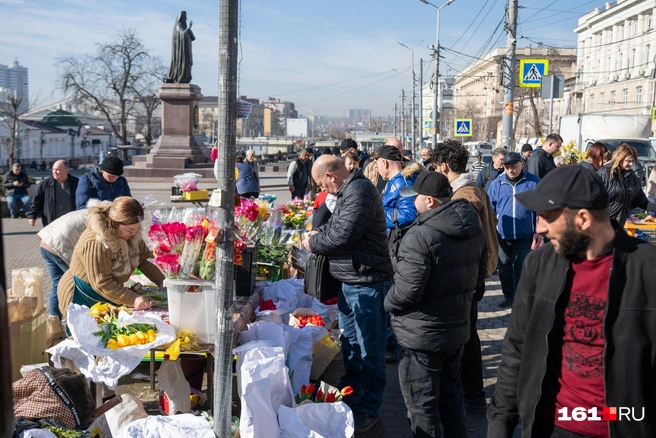 Соборная площадь тоже наполнилась цветами | Источник: Евгений Вдовин / 161.RU