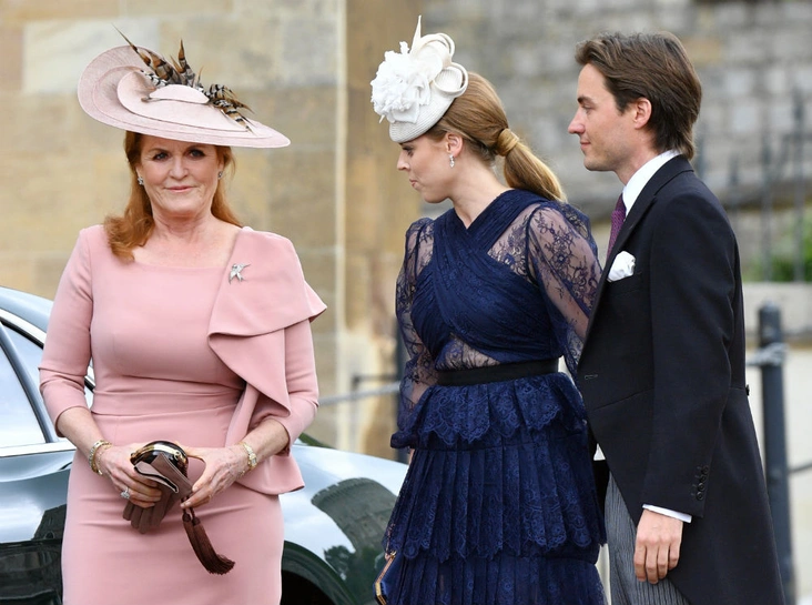 Сара Фергюсон, принцесса Беатрис и Эдоардо Мапелли-Моцци на свадьбе леди Габриэллы Виндзор, 18 мая 2019