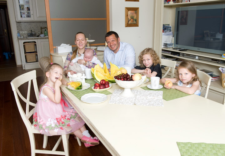 За столом в гостиной-столовой семья собирается по обедам и ужинам. Слева направо: Эмма, Эльга, Володя-младший, Владимир, Даниил, Софья.