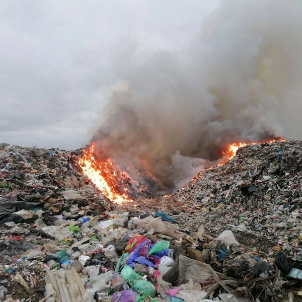В Нижегородской области горит гигантская свалка. Ее закрывали после прошлого пожара | Источник: Официальный телеграм-канал Главы Городецкого муниципального округа