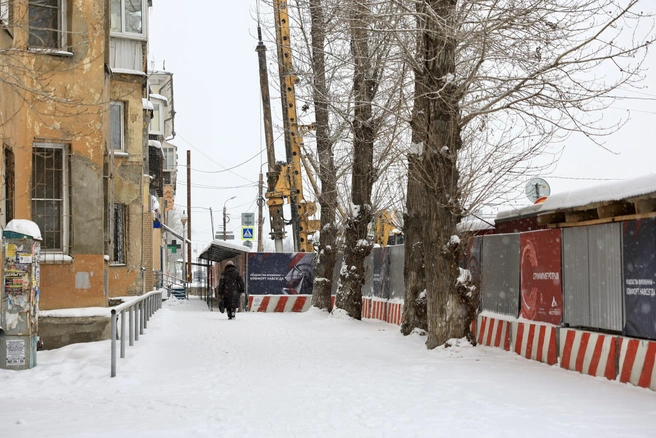 Стройплощадка метротрама почти вплотную подходит к домам | Источник: Михаил Шилкин