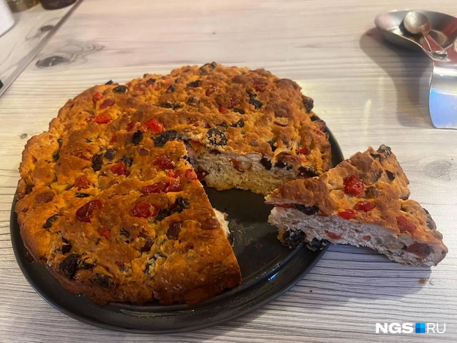 Свежеприготовленный штоллен был разрезан исключительно для фото: если следовать классическому рецепту, после духовки ему нужно созревать еще целый месяц | Источник: Анна Скок / NGS.ru