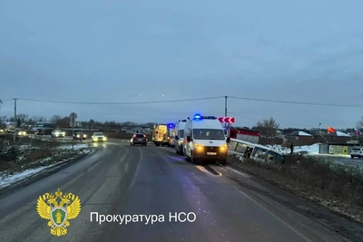 Под Новосибирском автобус слетел в кювет: 8 пострадавших