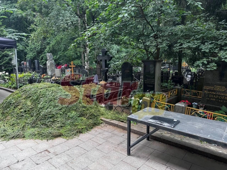 Режиссер будет покоиться рядом с первой женой