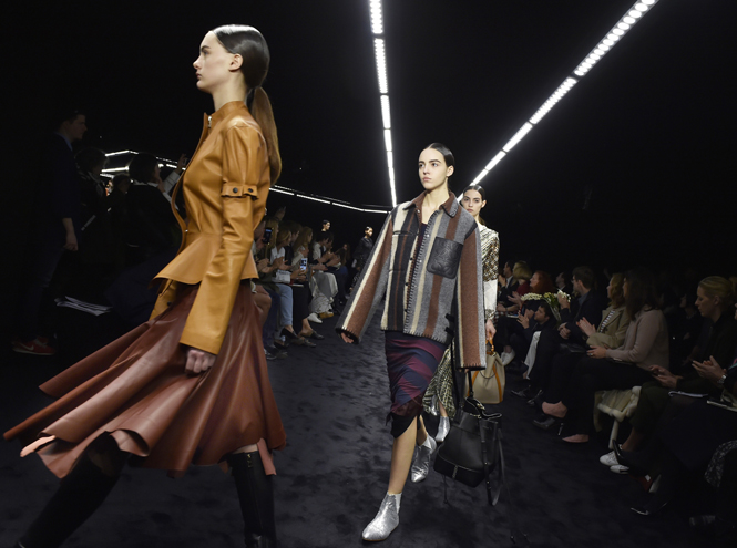 Fashion director notes: главные акценты показа Loewe FW 2017/18