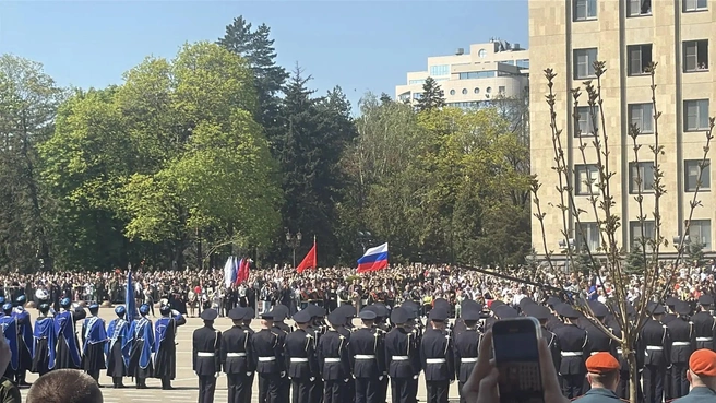 На площадь выносят флаг России и Знамя Победы | Источник: Дарья Гранкина / 26.RU