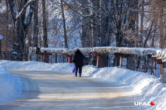 Одна из местных улиц идет вдоль теплотрассы | Источник: Булат Салихов / UFA1.RU