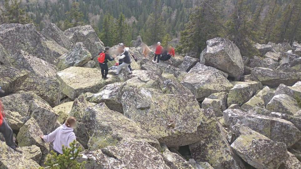 Медведь загнал туристов с ребенком на гору в Башкирии — видео