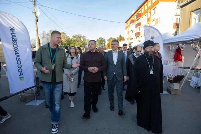 Губернатор Псковской области Михаил Ведерников и председатель правления Россельхозбанка Борис Листов на фестивале «Архондарик» в Печорах | Источник: pskov.ru